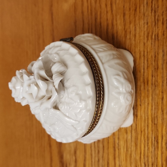 Fine China trinket box I'm cream with gold. Attached lid. - Picture 5 of 9